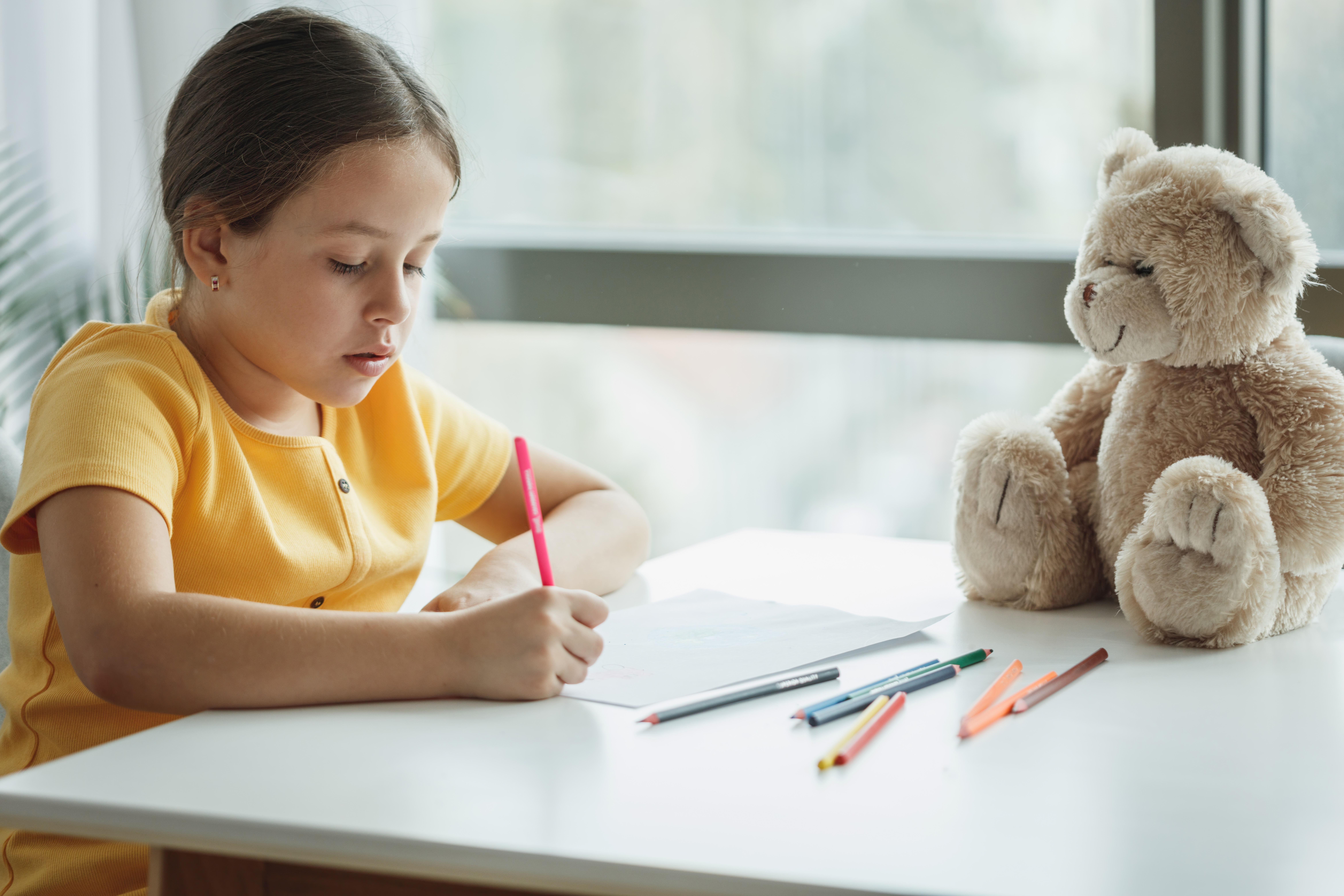 Tener una mesa infantil en el cuarto del niño es obligatorio para dibujar o hacer los deberes.