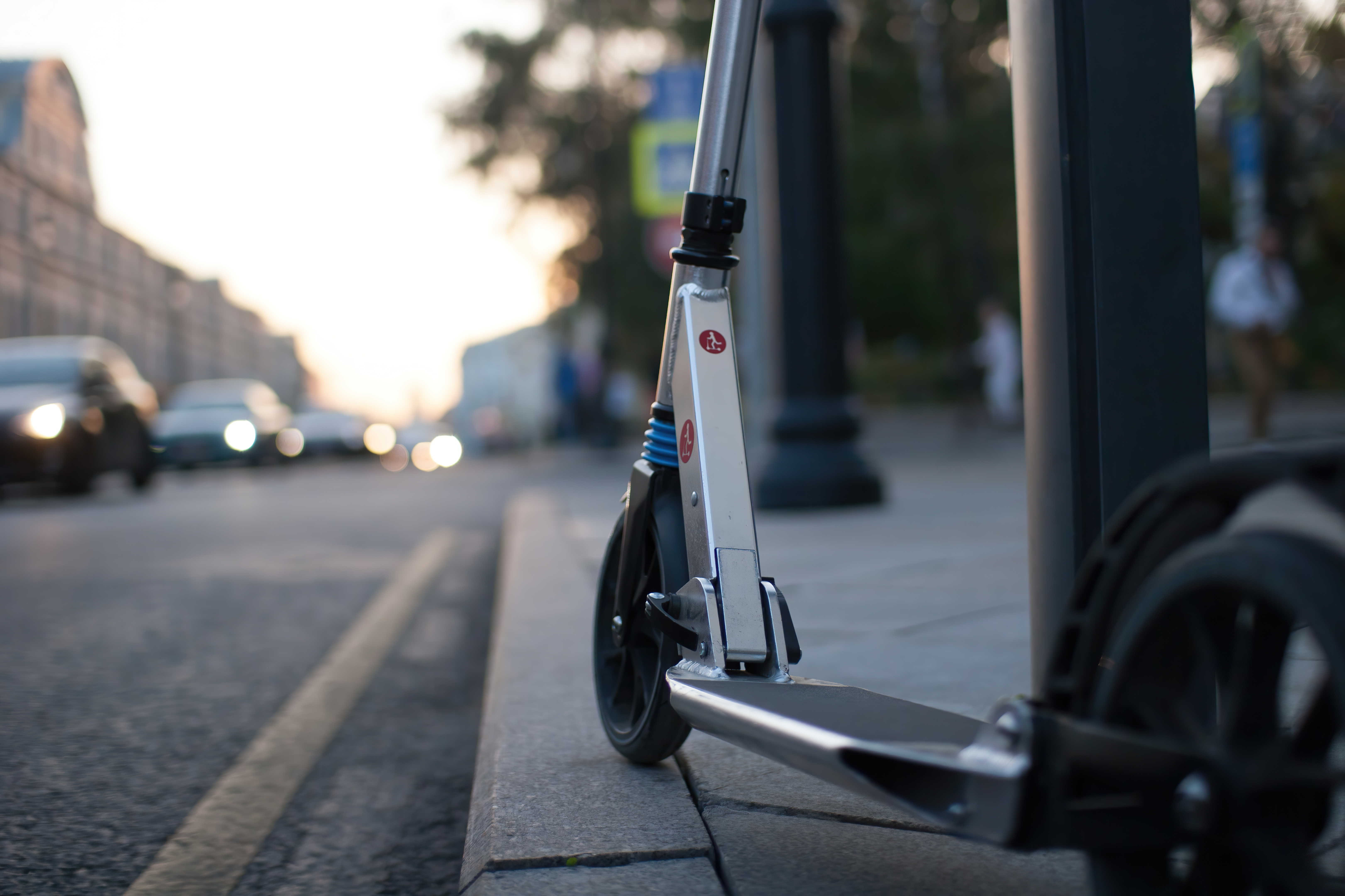 El patinete de dos ruedas es un patinete clásico con una plataforma de dos ruedas.